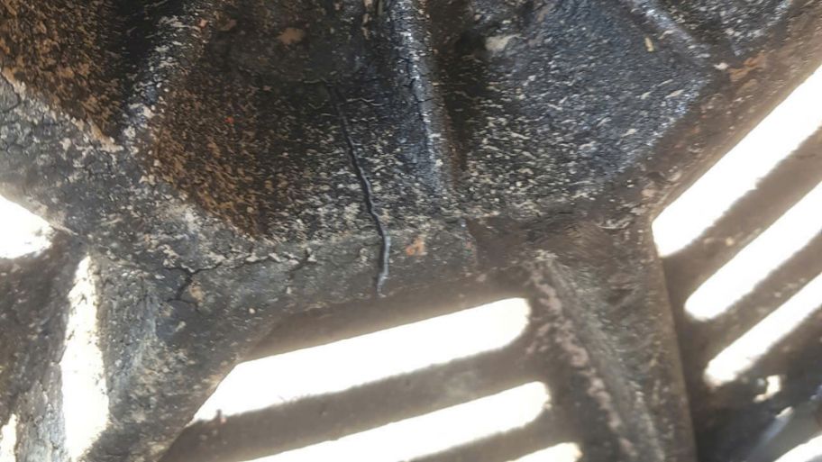 Dấu hiệu nắp hố gang gang không đạt tải