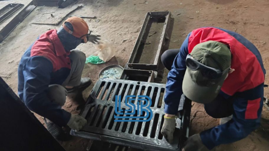 Hướng dẫn đặt bản lề và bulong nắp hố ga