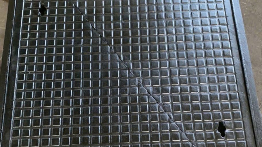 Nắp bể cáp là gì