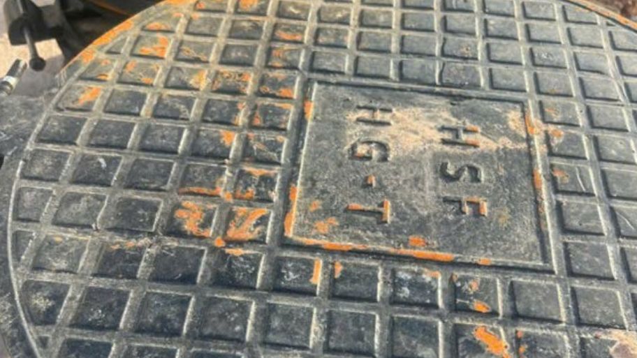 Nắp hố ga gang bị rỉ sét - Đâu là nguyên nhân? Nắp hố ga gang sơn bitum bị rỉ sét