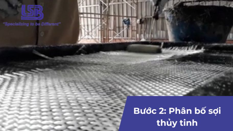 Bước 2: Phân bố sợi thủy tinh