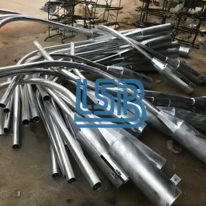 Trụ đèn chiếu sáng để lắp đặt