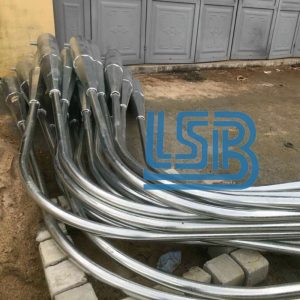 Trụ đèn làm bằng vật liệu gang thép