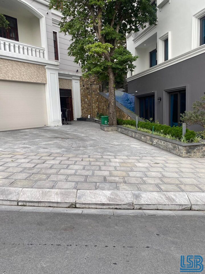 Kích thước bó vỉa bê tông tiêu chuẩn thường dùng trong công trình Bó vỉa dạng vát giúp xe cộ leo lên vỉa hè êm ái